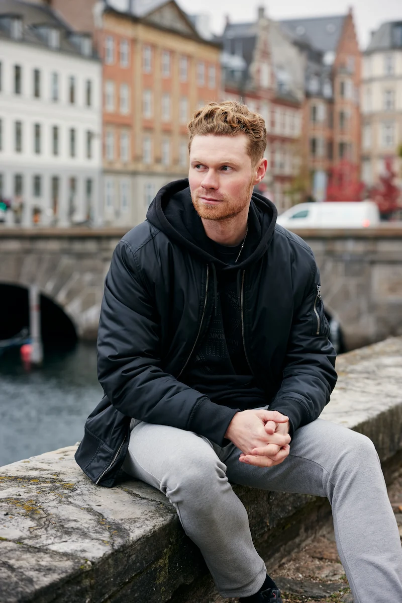 Frederik Nielsen siddende ved kanalen i København